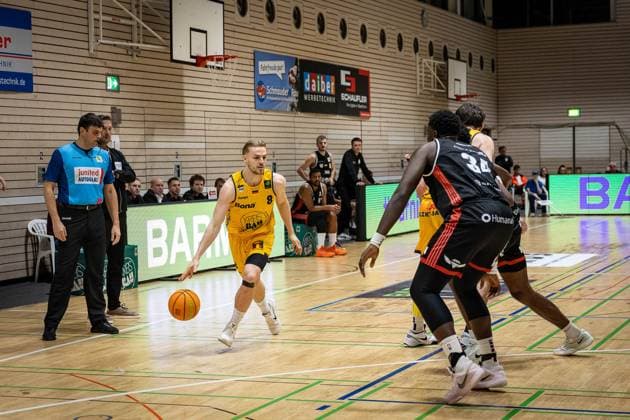 Lucas Mayer (Bozic Estriche Knights Kirchheim, 08) Fabien Kondo (SBB Baskets, 34) GER, Bozic Estriche Knights Kirchheim vs. SBB Baskets, BARMER 2. Basketball Bundesliga, 10. Spieltag, Saison 2025 2026, 22.11.2025 GER, Bozic Estriche Knights Kirchheim vs. SBB Baskets, BARMER 2. Basketball Bundesliga, 10. Spieltag, Saison 2025 2026, 22.11.2025 Kirchheim an der Teck Copyright: xEibner-Pressefoto NinaxSanderx EP_NSR