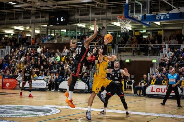Michael Hughes II (SBB Baskets, 91) KiR19 Martin Bogdanov (SBB Baskets, 06) GER, Bozic Estriche Knights Kirchheim vs. SBB Baskets, BARMER 2. Basketball Bundesliga, 10. Spieltag, Saison 2025 2026, 22.11.2025 GER, Bozic Estriche Knights Kirchheim vs. SBB Baskets, BARMER 2. Basketball Bundesliga, 10. Spieltag, Saison 2025 2026, 22.11.2025 Kirchheim an der Teck Copyright: xEibner-Pressefoto NinaxSanderx EP_NSR