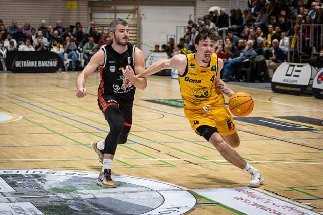 Martin Bogdanov (SBB Baskets, 06) Gian Bahattin Aydinoglu (Bozic Estriche Knights Kirchheim, 04) GER, Bozic Estriche Knights Kirchheim vs. SBB Baskets, BARMER 2. Basketball Bundesliga, 10. Spieltag, Saison 2025 2026, 22.11.2025 GER, Bozic Estriche Knights Kirchheim vs. SBB Baskets, BARMER 2. Basketball Bundesliga, 10. Spieltag, Saison 2025 2026, 22.11.2025 Kirchheim an der Teck Copyright: xEibner-Pressefoto NinaxSanderx EP_NSR