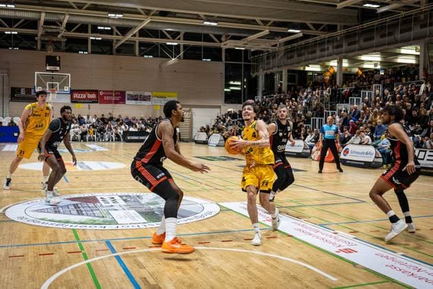 Michael Hughes II (SBB Baskets, 91) Gian Bahattin Aydinoglu (Bozic Estriche Knights Kirchheim, 04) Martin Bogdanov (SBB Baskets, 06) GER, Bozic Estriche Knights Kirchheim vs. SBB Baskets, BARMER 2. Basketball Bundesliga, 10. Spieltag, Saison 2025 2026, 22.11.2025 GER, Bozic Estriche Knights Kirchheim vs. SBB Baskets, BARMER 2. Basketball Bundesliga, 10. Spieltag, Saison 2025 2026, 22.11.2025 Kirchheim an der Teck Copyright: xEibner-Pressefoto NinaxSanderx EP_NSR