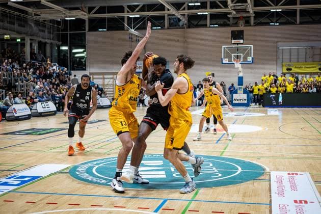 Nicolas Bretzel (Bozic Estriche Knights Kirchheim, 21) Ben Koehler (SBB Baskets, 03) Nil Failenschmid Clavera (Bozic Estriche Knights Kirchheim, 15) GER, Bozic Estriche Knights Kirchheim vs. SBB Baskets, BARMER 2. Basketball Bundesliga, 10. Spieltag, Saison 2025 2026, 22.11.2025 GER, Bozic Estriche Knights Kirchheim vs. SBB Baskets, BARMER 2. Basketball Bundesliga, 10. Spieltag, Saison 2025 2026, 22.11.2025 Kirchheim an der Teck Copyright: xEibner-Pressefoto NinaxSanderx EP_NSR