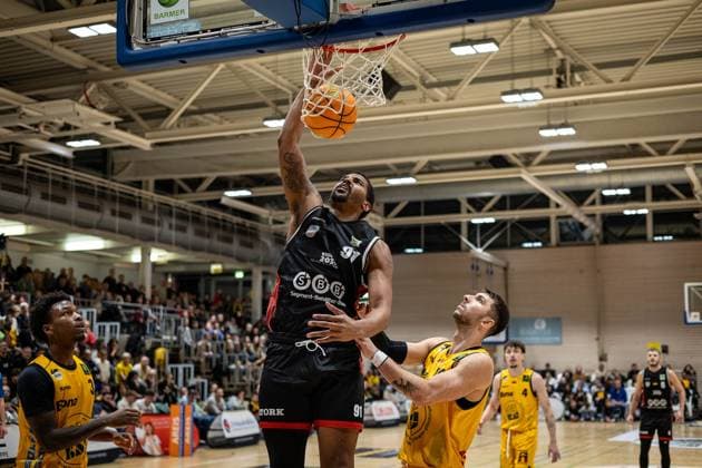 Charles Tyorne Harris Jr. (Bozic Estriche Knights Kirchheim, 03) Michael Hughes II (SBB Baskets, 91) Aeneas Jung (Bozic Estriche Knights Kirchheim, 19) GER, Bozic Estriche Knights Kirchheim vs. SBB Baskets, BARMER 2. Basketball Bundesliga, 10. Spieltag, Saison 2025 2026, 22.11.2025 GER, Bozic Estriche Knights Kirchheim vs. SBB Baskets, BARMER 2. Basketball Bundesliga, 10. Spieltag, Saison 2025 2026, 22.11.2025 Kirchheim an der Teck Copyright: xEibner-Pressefoto NinaxSanderx EP_NSR