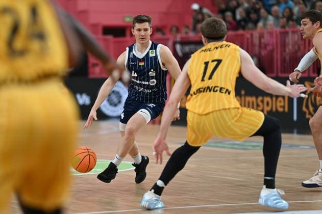 Niklas Geske (VfL SparkassenStars Bochum, 04) gegen Lukas Milner (Tigers Tuebingen, 17) GER, Tigers Tuebingen vs. VFL Sparkassenstars Bochum, Basketball, Herren, Pro A, 2. Barmer Basketball Bundesliga, Saison 2025 2026, 22.11.2025 GER, Tigers Tuebingen vs. VFL Sparkassenstars Bochum, Basketball, Herren, Pro A, 2. Barmer Basketball Bundesliga, Saison 2025 2026, 22.11.2025 Tuebingen Copyright: xEibner-Pressefoto NicolasxWoernx EP_NWN