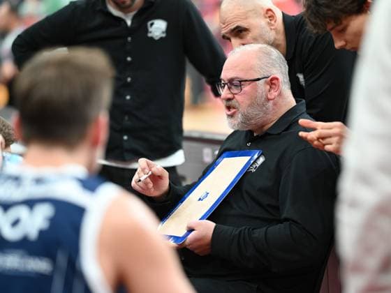 Felix Banobre (VfL SparkassenStars Bochum, Head Coach) GER, Tigers Tuebingen vs. VFL Sparkassenstars Bochum, Basketball, Herren, Pro A, 2. Barmer Basketball Bundesliga, Saison 2025 2026, 22.11.2025 GER, Tigers Tuebingen vs. VFL Sparkassenstars Bochum, Basketball, Herren, Pro A, 2. Barmer Basketball Bundesliga, Saison 2025 2026, 22.11.2025 Tuebingen Copyright: xEibner-Pressefoto NicolasxWoernx EP_NWN