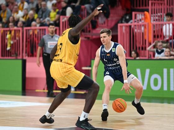 Melkisedek Moreaux (Tigers Tuebingen, 23) gegen Niklas Geske (VfL SparkassenStars Bochum, 04) GER, Tigers Tuebingen vs. VFL Sparkassenstars Bochum, Basketball, Herren, Pro A, 2. Barmer Basketball Bundesliga, Saison 2025 2026, 22.11.2025 GER, Tigers Tuebingen vs. VFL Sparkassenstars Bochum, Basketball, Herren, Pro A, 2. Barmer Basketball Bundesliga, Saison 2025 2026, 22.11.2025 Tuebingen Copyright: xEibner-Pressefoto NicolasxWoernx EP_NWN