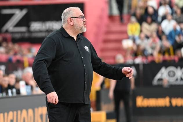 Felix Banobre (VfL SparkassenStars Bochum, Head Coach) GER, Tigers Tuebingen vs. VFL Sparkassenstars Bochum, Basketball, Herren, Pro A, 2. Barmer Basketball Bundesliga, Saison 2025 2026, 22.11.2025 GER, Tigers Tuebingen vs. VFL Sparkassenstars Bochum, Basketball, Herren, Pro A, 2. Barmer Basketball Bundesliga, Saison 2025 2026, 22.11.2025 Tuebingen Copyright: xEibner-Pressefoto NicolasxWoernx EP_NWN