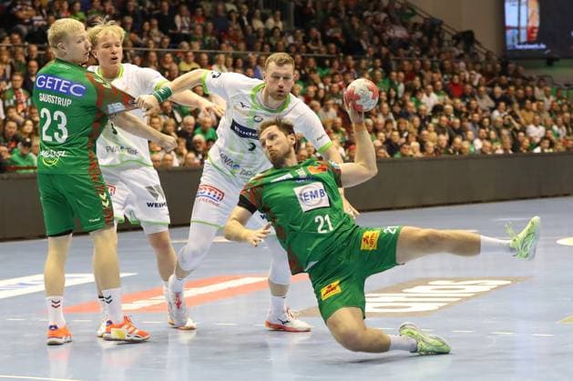 22.11.2025, xgox, Handball, Daikin HBL, SC Magdeburg - HSG Wetzlar v.l. Nikola Grahovac (Wetzlar, 2), Albin Lagergren (Magdeburg, 21) wirft Tor, Torschuetze, erzielt Tor, Treffer, scores the goal Magdeburg