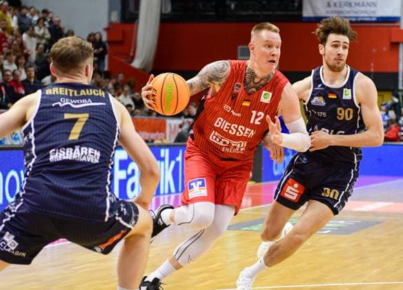Robin Benzing, Jannis von Seckendorf 2.Bundesliga Pro A, 10. Spieltag, 46ers, Basketball, Basketball Saison 2025 2026, BBL, Deutschland, Gießen 46ers Eisbären Bremerhaven, Gießen in rot, Herren, BHV in schwarz