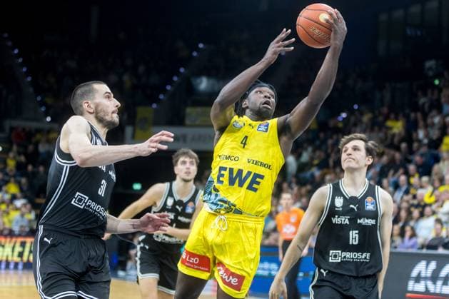 Oldenburg, Niedersachsen, DEU, 22.11.2025, Brian Fobbs (Mitte, EWE Baskets Oldenburg), Daniel Keppeler (links, BMA365 Bamberg Baskets) und Adrian Petkovic (rechts, BMA365 Bamberg Baskets). EWE Baskets Oldenburg vs. BMA365 Bamberg Baskets. 1. Basketball-Bundesliga Saison 2025 2026, 8. Spieltag, Grosse EWE Arena. EWE Baskets Oldenburg vs. BMA365 Bamberg Baskets