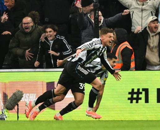 Harvey Barnes of Newcastle United celebrates scoring their second goal Newcastle United v Manchester City, Premier League, Football, St James Park, Newcastle, UK - 22 Nov 2025Newcastle St James Park United Kingdom EDITORIAL USE ONLY No use with unauthorised audio, video, data, fixture lists, club league logos or live services. Online in-match use limited to 120 images, no video emulation. No use in betting, games or single club league player publications. Copyright: xRichardxLee Shutterstockx 15860905cb