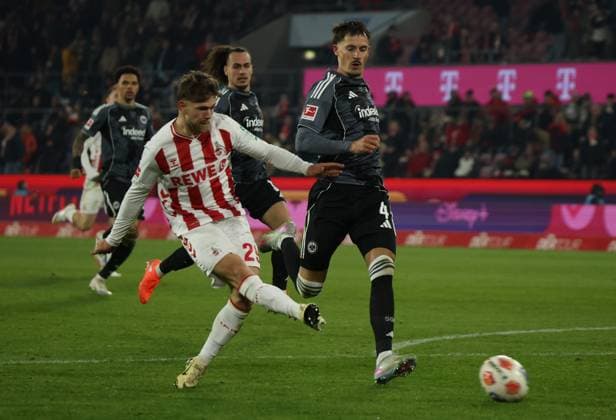 v.l. im Hintergrund Nnamdi Collins (Eintracht Frankfurt 34), Jan Thielmann (1.FC Koeln 29), Arthur Theate (Eintracht Frankfurt 03), Robin Koch (Eintracht Frankfurt 04) GER, 1. FC Koeln vs. Eintracht Frankfurt, Fussball, Bundesliga, 11. Spieltag, Spielzeit 2025 2026, 22.11.2025 (DFL DFB REGULATIONS PROHIBIT ANY USE OF PHOTOGRAPHS as IMAGE SEQUENCES and or QUASI-VIDEO). GER, 1. FC Koeln vs. Eintracht Frankfurt, Fussball, Bundesliga, 11. Spieltag, Spielzeit 2025 2026, 22.11.2025 Koeln Copyright: xEibner-Pressefotox xThomasxStoeckerx EP_TSR