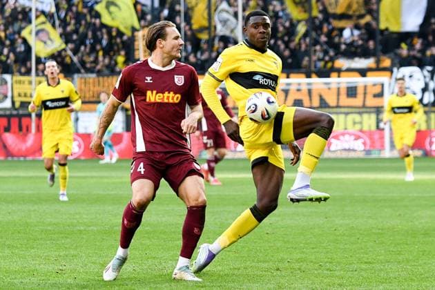 v.li.: Felix Strauss (Jahn Regensburg, 4), Emmanuel Chinedu Elekwa (Alemannia Aachen, 14), Zweikampf, Duell, duel, tackle, tackling, Dynamik, Action, Aktion, 22.11.2025, Aachen (Deutschland), Fussball, 3. Liga, TSV Alemannia Aachen - Jahn Regensburg, Fussball, 3. Liga, TSV Alemannia Aachen - Jahn Regensburg, DFB DFL REGULATIONS PROHIBIT ANY USE OF PHOTOGRAPHS AS IMAGE SEQUENCES AND OR QUASI-VIDEO.