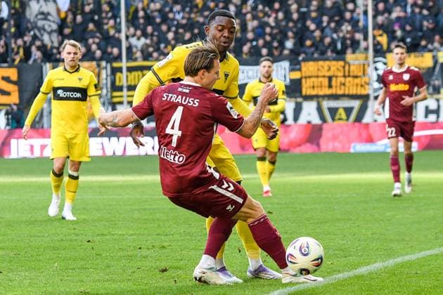 v.li.: Felix Strauss (Jahn Regensburg, 4), Emmanuel Chinedu Elekwa (Alemannia Aachen, 14), Zweikampf, Duell, duel, tackle, tackling, Dynamik, Action, Aktion, 22.11.2025, Aachen (Deutschland), Fussball, 3. Liga, TSV Alemannia Aachen - Jahn Regensburg, Fussball, 3. Liga, TSV Alemannia Aachen - Jahn Regensburg, DFB DFL REGULATIONS PROHIBIT ANY USE OF PHOTOGRAPHS AS IMAGE SEQUENCES AND OR QUASI-VIDEO.