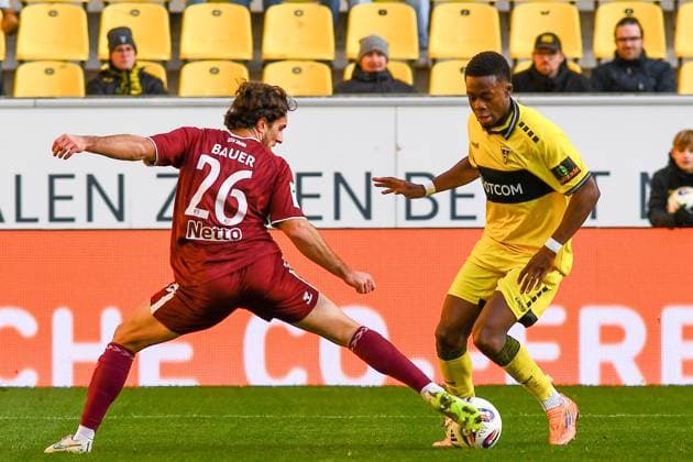 v.li.: Benedikt Bauer (Jahn Regensburg, 26), Emmanuel Chinedu Elekwa (Alemannia Aachen, 14), Zweikampf, Duell, duel, tackle, tackling, Dynamik, Action, Aktion, 22.11.2025, Aachen (Deutschland), Fussball, 3. Liga, TSV Alemannia Aachen - Jahn Regensburg, Fussball, 3. Liga, TSV Alemannia Aachen - Jahn Regensburg, DFB DFL REGULATIONS PROHIBIT ANY USE OF PHOTOGRAPHS AS IMAGE SEQUENCES AND OR QUASI-VIDEO.