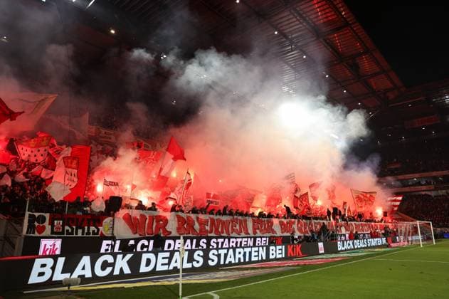 22.11.2025, Fussball Bundesliga, 1. FC Köln - Eintracht Frankfurt, v.l., Köln-Fans zünden Pyrotechnik, Pyro, Rauch, Feuer, Bengalos, Rauchbomben, pirotecnica, fumo, fuoco, Wunderkerzen DFL DFB REGULATIONS PROHIBIT ANY USE OF PHOTOGRAPHS AS IMAGE SEQUENCES AND OR QUASI-VIDEO. xdcx Copyright: HMBxMedia Claus