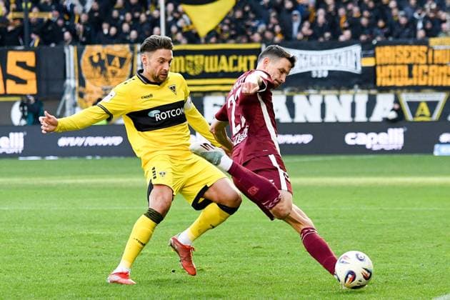 v.li.: Sasa Strujic (Alemannia Aachen, 5), Sebastian Stolze (Jahn Regensburg, 22), Zweikampf, Duell, duel, tackle, tackling, Dynamik, Action, Aktion, 22.11.2025, Aachen (Deutschland), Fussball, 3. Liga, TSV Alemannia Aachen - Jahn Regensburg, Fussball, 3. Liga, TSV Alemannia Aachen - Jahn Regensburg, DFB DFL REGULATIONS PROHIBIT ANY USE OF PHOTOGRAPHS AS IMAGE SEQUENCES AND OR QUASI-VIDEO.