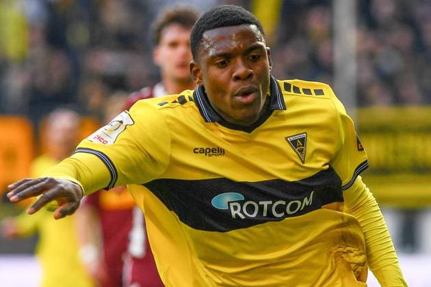 Emmanuel Chinedu Elekwa (Alemannia Aachen, 14), Porträt, Portrait, 22.11.2025, Aachen (Deutschland), Fussball, 3. Liga, TSV Alemannia Aachen - Jahn Regensburg, Fussball, 3. Liga, TSV Alemannia Aachen - Jahn Regensburg, DFB DFL REGULATIONS PROHIBIT ANY USE OF PHOTOGRAPHS AS IMAGE SEQUENCES AND OR QUASI-VIDEO.