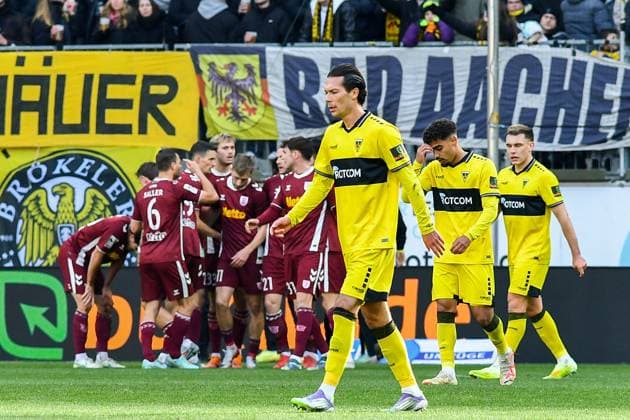 Die Spieler von Alemannia Aachen nach dem Gegentor zum 0:1 , enttäuscht schauend, Enttäuschung, Frustration, disappointed, pessimistisch, Aktion, Action, Spielszene, Action, Aktion, 22.11.2025, Aachen (Deutschland), Fussball, 3. Liga, TSV Alemannia Aachen - Jahn Regensburg, Fussball, 3. Liga, TSV Alemannia Aachen - Jahn Regensburg, DFB DFL REGULATIONS PROHIBIT ANY USE OF PHOTOGRAPHS AS IMAGE SEQUENCES AND OR QUASI-VIDEO.