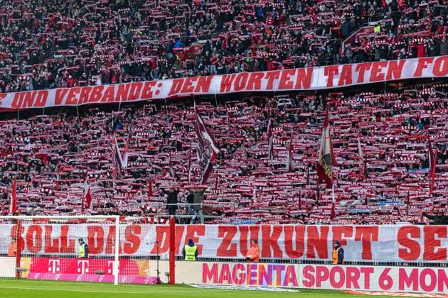 Schalparade in der Suedkurve der Bayernfans GER, FC Bayern Muenchen vs. SC Freiburg, Fussball, Bundesliga, 11. Spieltag, Spielzeit 2025 2026, 22.11.2025. (DFL DFB REGULATIONS PROHIBIT ANY USE OF PHOTOGRAPHS as IMAGE SEQUENCES and or QUASI-VIDEO). GER, FC Bayern Muenchen vs. SC Freiburg, Fussball, Bundesliga, 11. Spieltag, Spielzeit 2025 2026, 22.11.2025. Muenchen Copyright: xEibner-Pressefoto HeikexFeinerx EP_HFR