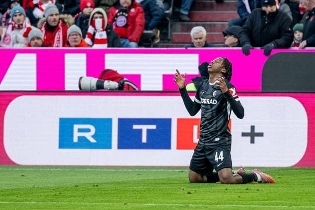 Johan Manzambi (SC Freiburg, 44) bejubelt sein Tor zum 0:2, dahinter eine Bande Werbebande mit der Aufschrift RTL+ GER, FC Bayern Muenchen vs. SC Freiburg, Fussball, Bundesliga, 11. Spieltag, Spielzeit 2025 2026, 22.11.2025. (DFL DFB REGULATIONS PROHIBIT ANY USE OF PHOTOGRAPHS as IMAGE SEQUENCES and or QUASI-VIDEO). GER, FC Bayern Muenchen vs. SC Freiburg, Fussball, Bundesliga, 11. Spieltag, Spielzeit 2025 2026, 22.11.2025. Muenchen Copyright: xEibner-Pressefoto HeikexFeinerx EP_HFR