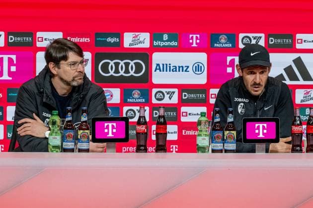 Sascha Glunk (Leiter Medien und Kommunikation, Pressesprecher, SC Freiburg) und Julian Schuster (Chef-Trainer, SC Freiburg) bei der Pressekonferenz nach dem Spiel GER, FC Bayern Muenchen vs. SC Freiburg, Fussball, Bundesliga, 11. Spieltag, Spielzeit 2025 2026, 22.11.2025. (DFL DFB REGULATIONS PROHIBIT ANY USE OF PHOTOGRAPHS as IMAGE SEQUENCES and or QUASI-VIDEO). GER, FC Bayern Muenchen vs. SC Freiburg, Fussball, Bundesliga, 11. Spieltag, Spielzeit 2025 2026, 22.11.2025. Muenchen Copyright: xEibner-Pressefoto HeikexFeinerx EP_HFR