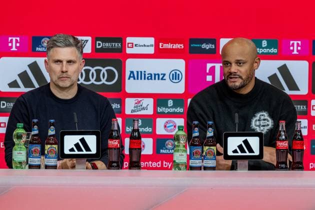 Holger Quest (Pressereferent Medien und Kommunikation, FC Bayern Muenchen) und Vincent Kompany (Chef-Trainer, FC Bayern Muenchen) bei der Pressekonferenz nach dem Spiel GER, FC Bayern Muenchen vs. SC Freiburg, Fussball, Bundesliga, 11. Spieltag, Spielzeit 2025 2026, 22.11.2025. (DFL DFB REGULATIONS PROHIBIT ANY USE OF PHOTOGRAPHS as IMAGE SEQUENCES and or QUASI-VIDEO). GER, FC Bayern Muenchen vs. SC Freiburg, Fussball, Bundesliga, 11. Spieltag, Spielzeit 2025 2026, 22.11.2025. Muenchen Copyright: xEibner-Pressefoto HeikexFeinerx EP_HFR