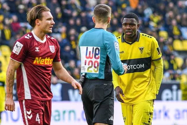 Felix Wagner (Schiedsrichter) ermahnt Emmanuel Chinedu Elekwa (Alemannia Aachen, 14), Aktion, Action, Spielszene, 22.11.2025, Aachen (Deutschland), Fussball, 3. Liga, TSV Alemannia Aachen - Jahn Regensburg, Fussball, 3. Liga, TSV Alemannia Aachen - Jahn Regensburg, DFB DFL REGULATIONS PROHIBIT ANY USE OF PHOTOGRAPHS AS IMAGE SEQUENCES AND OR QUASI-VIDEO.