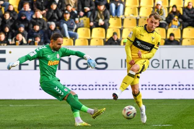 v.li.: Felix Gebhardt (Torwart ahn Regensburg, 1), Mika Schroers (Alemannia Aachen , 27), Zweikampf, Duell, duel, tackle, tackling, Dynamik, Action, Aktion, 22.11.2025, Aachen (Deutschland), Fussball, 3. Liga, TSV Alemannia Aachen - Jahn Regensburg, Fussball, 3. Liga, TSV Alemannia Aachen - Jahn Regensburg, DFB DFL REGULATIONS PROHIBIT ANY USE OF PHOTOGRAPHS AS IMAGE SEQUENCES AND OR QUASI-VIDEO.