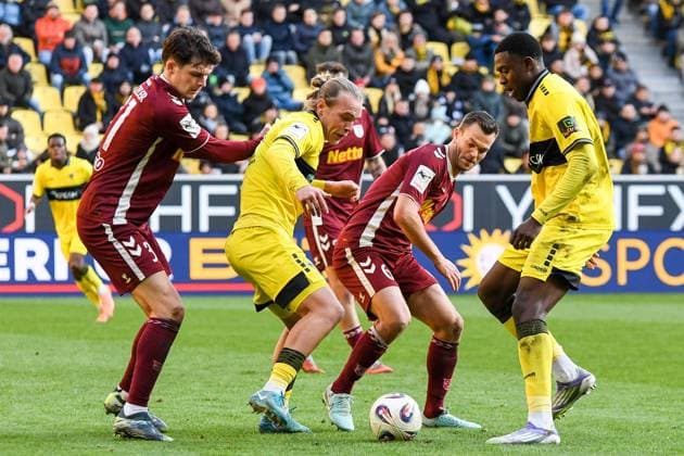 v.li.: Leo Mätzler (Jahn Regensburg, 31), Lars Gindorf (Alemennia Aachen, 23), Benedikt Saller (Jahn Regensburg, 6), Emmanuel Chinedu Elekwa (Alemannia Aachen, 14), Aktion, Action, Spielszene, 22.11.2025, Aachen (Deutschland), Fussball, 3. Liga, TSV Alemannia Aachen - Jahn Regensburg, Fussball, 3. Liga, TSV Alemannia Aachen - Jahn Regensburg, DFB DFL REGULATIONS PROHIBIT ANY USE OF PHOTOGRAPHS AS IMAGE SEQUENCES AND OR QUASI-VIDEO.