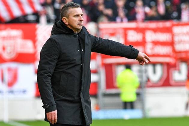 Mersad Selimbegovic (Chef-Trainer Alemannia Aachen) gibt Anweisungen, gestikuliert, mit den Armen gestikulieren, gives instructions, gesticulate, 22.11.2025, Aachen (Deutschland), Fussball, 3. Liga, TSV Alemannia Aachen - Jahn Regensburg, Fussball, 3. Liga, TSV Alemannia Aachen - Jahn Regensburg, DFB DFL REGULATIONS PROHIBIT ANY USE OF PHOTOGRAPHS AS IMAGE SEQUENCES AND OR QUASI-VIDEO.