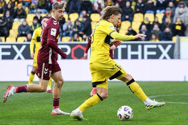 v.li.: Noel Eichinger (Jahn Regensburg, 11), Bentley Baxter Bahn (Alemannia Aachen, 8), Zweikampf, Duell, duel, tackle, tackling, Dynamik, Action, Aktion, 22.11.2025, Aachen (Deutschland), Fussball, 3. Liga, TSV Alemannia Aachen - Jahn Regensburg, Fussball, 3. Liga, TSV Alemannia Aachen - Jahn Regensburg, DFB DFL REGULATIONS PROHIBIT ANY USE OF PHOTOGRAPHS AS IMAGE SEQUENCES AND OR QUASI-VIDEO.