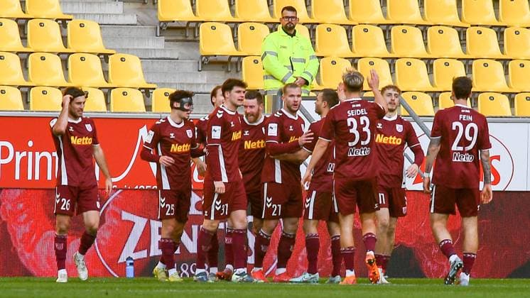 Eric Hottmann (Jahn Regensburg, 21) Bildmitte, erzielte das Tor zum 0:2, Treffer, Torerfolg, jubeln über ein Tor, Jubel, Torjubel, Torerfolg, celebrate the goal, goal, celebration, Jubel ueber das Tor, optimistisch, Action, Aktion, Spielszene , 22.11.2025, Aachen (Deutschland), Fussball, 3. Liga, TSV Alemannia Aachen - Jahn Regensburg, Fussball, 3. Liga, TSV Alemannia Aachen - Jahn Regensburg, DFB DFL REGULATIONS PROHIBIT ANY USE OF PHOTOGRAPHS AS IMAGE SEQUENCES AND OR QUASI-VIDEO.