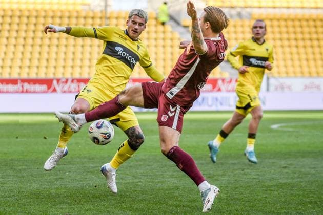 v.li.: Niklas Horst Castelle (Alemannia Aachen, 44), Felix Strauss (Jahn Regensburg, 4), Zweikampf, Duell, duel, tackle, tackling, Dynamik, Action, Aktion, 22.11.2025, Aachen (Deutschland), Fussball, 3. Liga, TSV Alemannia Aachen - Jahn Regensburg, Fussball, 3. Liga, TSV Alemannia Aachen - Jahn Regensburg, DFB DFL REGULATIONS PROHIBIT ANY USE OF PHOTOGRAPHS AS IMAGE SEQUENCES AND OR QUASI-VIDEO.