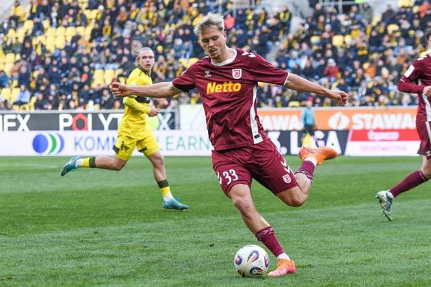 Nick Seidel (Jahn Regensburg, 33) am Ball, Spielszene, Freisteller, Ganzkörper, Einzelbild, Aktion, Action, 22.11.2025, Aachen (Deutschland), Fussball, 3. Liga, TSV Alemannia Aachen - Jahn Regensburg, Fussball, 3. Liga, TSV Alemannia Aachen - Jahn Regensburg, DFB DFL REGULATIONS PROHIBIT ANY USE OF PHOTOGRAPHS AS IMAGE SEQUENCES AND OR QUASI-VIDEO.
