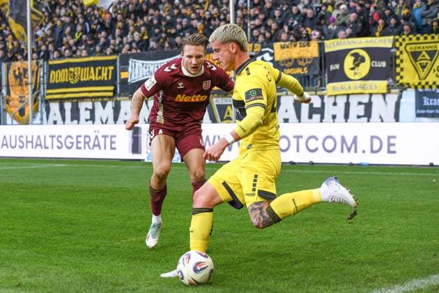 v.li.: Felix Strauss (Jahn Regensburg, 4), Niklas Horst Castelle (Alemannia Aachen, 44), Zweikampf, Duell, duel, tackle, tackling, Dynamik, Action, Aktion, 22.11.2025, Aachen (Deutschland), Fussball, 3. Liga, TSV Alemannia Aachen - Jahn Regensburg, Fussball, 3. Liga, TSV Alemannia Aachen - Jahn Regensburg, DFB DFL REGULATIONS PROHIBIT ANY USE OF PHOTOGRAPHS AS IMAGE SEQUENCES AND OR QUASI-VIDEO.