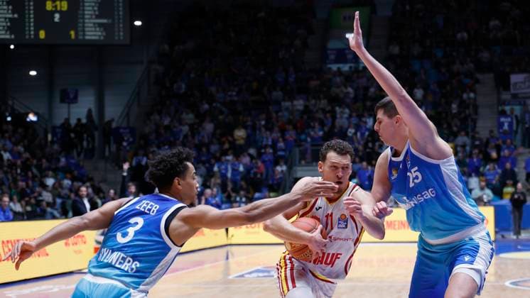 v.l. Garai Zeeb (Frankfurt Skyliners, 3), Brae Ivey (Fitness First Wuerzburg Baskets, 11) and Jacob Knauf (Frankfurt Skyliners, 25), 22.11.2025, Basketball, BBL, Frankfurt Skyliners vs. Fitness First Wuerzburg Baskets, GER, Frankfurt, Suewag Energie ARENA. Copyright: HMBxMedia xHeikoxBecker