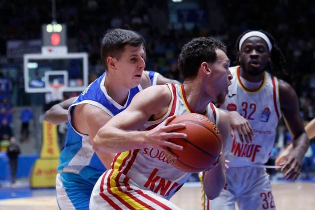 v.l. Garai Zeeb (Frankfurt Skyliners, 3), Brae Ivey (Fitness First Wuerzburg Baskets, 11) and Jacob Knauf (Frankfurt Skyliners, 25), 22.11.2025, Basketball, BBL, Frankfurt Skyliners vs. Fitness First Wuerzburg Baskets, GER, Frankfurt, Suewag Energie ARENA. Copyright: HMBxMedia xHeikoxBecker