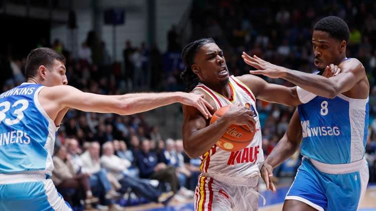 v.l. Ryan Hawkins (Frankfurt Skyliners, 33), Marcus Carr (Fitness First Wuerzburg Baskets, 5) and William Christmas (Frankfurt Skyliners, 8), 22.11.2025, Basketball, BBL, Frankfurt Skyliners vs. Fitness First Wuerzburg Baskets, GER, Frankfurt, Suewag Energie ARENA. Copyright: HMBxMedia xHeikoxBecker