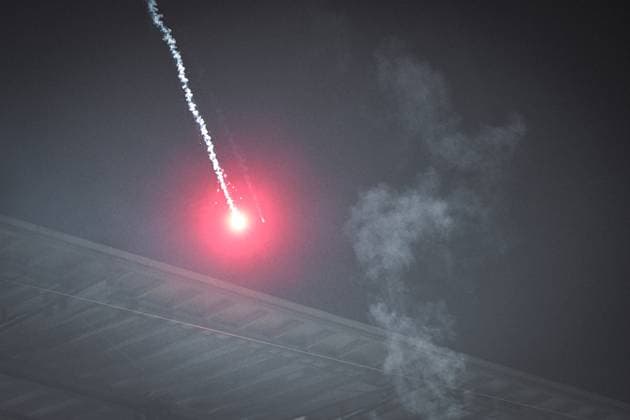 Deutschland, Fußball, Bundesliga, 11. Spieltag, 2025 2026, 1. FC Köln vs Eintracht Frankfurt, 22.11.2025, Rhein-Energie-Stadion, Köln, Deutschland, ein Feuerwerkskörper aus dem Frankfurter Block fliegt aufs Spielfeld Copyright: xMarkusxVerwimpx