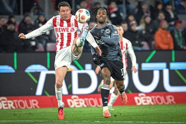 Deutschland, Fußball, Bundesliga, 11. Spieltag, 2025 2026, 1. FC Köln vs Eintracht Frankfurt, 22.11.2025, Rhein-Energie-Stadion, Köln, Deutschland, Dominique Heintz (1. FC Köln, 3) spitzelt den Ball weg vor Elye Wahi (Eintracht Frankfurt, 17) Copyright: xMarkusxVerwimpx