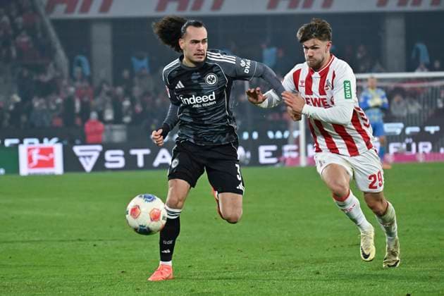 GER, 1.FBL, 1. FC Koeln vs. Eintracht Frankfurt 22.11.2025, Rheinenergie Stadion, Koeln, GER, 1.FBL, 1. FC Koeln vs. Eintracht Frankfurt, im Bild: Arthur Theatec (Frankfurt 3), im Zweikampf gegen Jan Thielmann (FC Koeln 29),