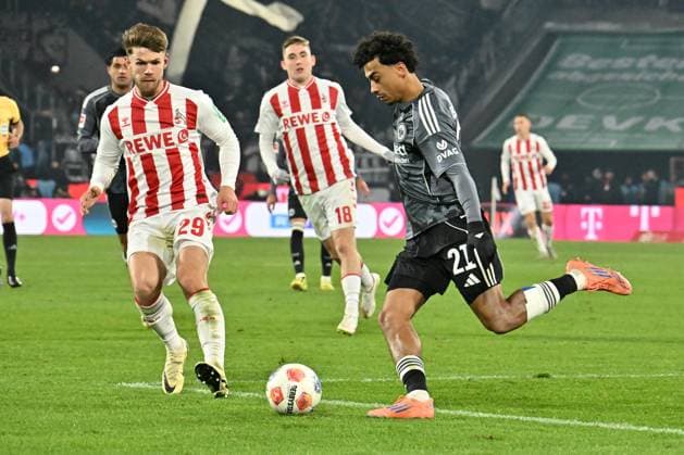 GER, 1.FBL, 1. FC Koeln vs. Eintracht Frankfurt 22.11.2025, Rheinenergie Stadion, Koeln, GER, 1.FBL, 1. FC Koeln vs. Eintracht Frankfurt, im Bild: Jan Thielmann (FC Koeln 29), im Zweikampf gegen Nathaniel Brown (Frankfurt 21),