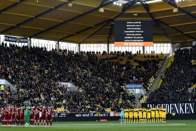 Zum Gedenken an ehemalige Spieler von Alemannia Aachen, die dem Holocaust zum Opfer fielen, Fans, Publikum, Zuschauer, Stimmung, Atmosphäre, Stadion, 22.11.2025, Aachen (Deutschland), Fussball, 3. Liga, TSV Alemannia Aachen - Jahn Regensburg, Fussball, 3. Liga, TSV Alemannia Aachen - Jahn Regensburg, DFB DFL REGULATIONS PROHIBIT ANY USE OF PHOTOGRAPHS AS IMAGE SEQUENCES AND OR QUASI-VIDEO.