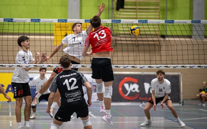 Volleyball, Saison 2025 2026, 2. Bundesliga Nord, 22.11.2025, 08. Spieltag, Herren, TuB Bocholt (weiss) vs. VV Human Essen (rot) v.l.: Tobias John (TuB Bocholt), Tim Dissmann (Libero VV Human Essen), Luis Kubo (TuB Bocholt), Simon Schroeder (VV Human Essen), Bocholt Sporthalle West Nordrhein-Westfalen Deutschland