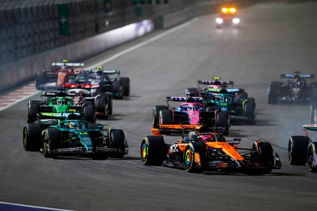 F1 - LAS VEGAS GRAND PRIX 2025 81 PIASTRI Oscar (aus), McLaren F1 Team MCL39, 14 ALONSO Fernando (spa), Aston Martin F1 Team AMR24, action during the 2025 Formula 1 Las Vegas Grand Prix, 22th round of the 2025 FIA Formula One World Championship, WM, Weltmeisterschaft from November 21 to 23, 2025 on the Las Vegas Strip Circuit, in Paradise, Nevada, United States of America - ParadiseUnited States Copyright: xJoaoxFilipex