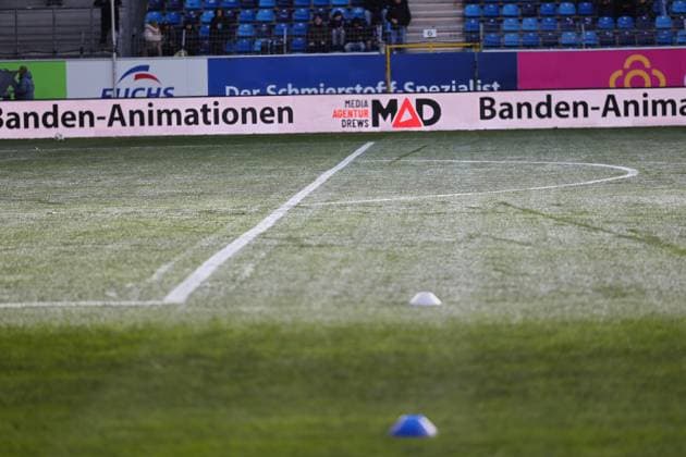Frostiger Rasen beim SV Waldhof Mannheim 07 GER, SV Waldhof Mannheim gegen SV Wehen Wiesbaden, Fussball, 3.Liga, 15.Spieltag, Spielzeit 2025 2026, 22.11.2025. (DFL DFB REGULATIONS PROHIBIT ANY USE OF PHOTOGRAPHS as IMAGE SEQUENCES and or QUASI-VIDEO). GER,SV Waldhof Mannheim gegen SV Wehen Wiesbaden, Fussball, 3.Liga, 15.Spieltag, Spielzeit 2025 2026, 22.11.2025. Mannheim Copyright: xEibner-Pressefoto JoergxHirschx EP_JHH