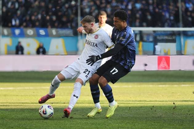 v. li. im Zweikampf, Ole Wohlers (SV Wehen Wiesbaden, 21), Samuel Abifade (SV Waldhof Mannheim, 17). GER, SV Waldhof Mannheim gegen SV Wehen Wiesbaden, Fussball, 3.Liga, 15.Spieltag, Spielzeit 2025 2026, 22.11.2025. (DFL DFB REGULATIONS PROHIBIT ANY USE OF PHOTOGRAPHS as IMAGE SEQUENCES and or QUASI-VIDEO). GER,SV Waldhof Mannheim gegen SV Wehen Wiesbaden, Fussball, 3.Liga, 15.Spieltag, Spielzeit 2025 2026, 22.11.2025. Mannheim Copyright: xEibner-Pressefoto JoergxHirschx EP_JHH