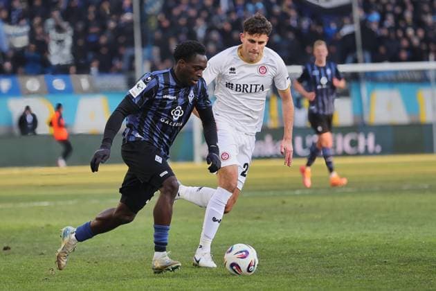 v. li. im Zweikampf,Kennedy Onyedika Okpala (SV Waldhof Mannheim, 32), Jakob Lewald (SV Waldhof Mannheim II, 26). GER, SV Waldhof Mannheim gegen SV Wehen Wiesbaden, Fussball, 3.Liga, 15.Spieltag, Spielzeit 2025 2026, 22.11.2025. (DFL DFB REGULATIONS PROHIBIT ANY USE OF PHOTOGRAPHS as IMAGE SEQUENCES and or QUASI-VIDEO). GER,SV Waldhof Mannheim gegen SV Wehen Wiesbaden, Fussball, 3.Liga, 15.Spieltag, Spielzeit 2025 2026, 22.11.2025. Mannheim Copyright: xEibner-Pressefoto JoergxHirschx EP_JHH