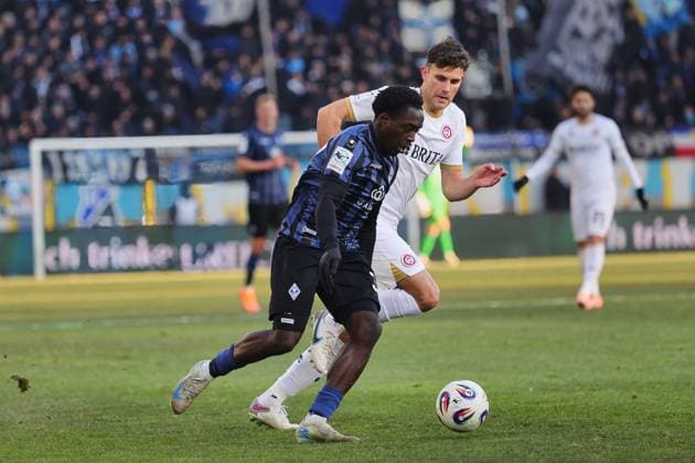 v. li. im Zweikampf,Kennedy Onyedika Okpala (SV Waldhof Mannheim, 32), Jakob Lewald (SV Waldhof Mannheim II, 26). GER, SV Waldhof Mannheim gegen SV Wehen Wiesbaden, Fussball, 3.Liga, 15.Spieltag, Spielzeit 2025 2026, 22.11.2025. (DFL DFB REGULATIONS PROHIBIT ANY USE OF PHOTOGRAPHS as IMAGE SEQUENCES and or QUASI-VIDEO). GER,SV Waldhof Mannheim gegen SV Wehen Wiesbaden, Fussball, 3.Liga, 15.Spieltag, Spielzeit 2025 2026, 22.11.2025. Mannheim Copyright: xEibner-Pressefoto JoergxHirschx EP_JHH