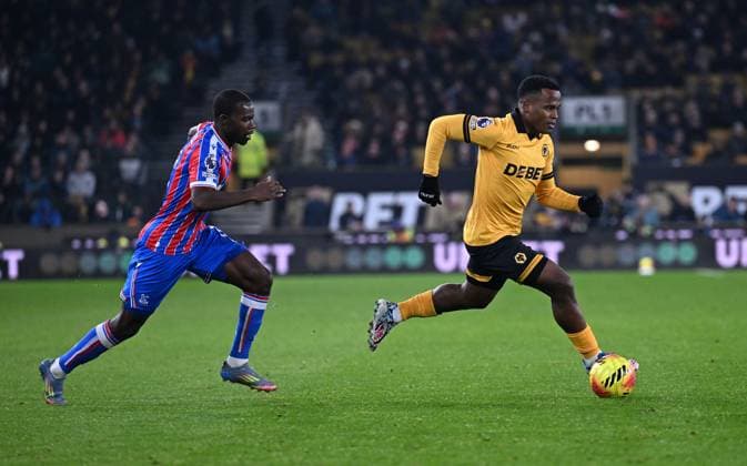 Jhon Arias of Wolverhampton Wanderers Wolverhampton Wanderers v Crystal Palace, Premier League, Football, Molineux, Wolverhampton, UK - 22 Nov 2025Wolverhampton Molineux United Kingdom EDITORIAL USE ONLY No use with unauthorised audio, video, data, fixture lists, club league logos or live services. Online in-match use limited to 120 images, no video emulation. No use in betting, games or single club league player publications. Copyright: xAnnaxGowthorpe Shutterstockx 15860649aw